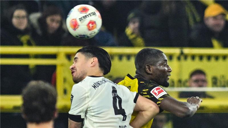 Borussia Dortmund siegt zum Geburtstag 2:0 gegen Gladbach Gladbacher und Dortmunder lieferten sich viele packende Zweikämpfe.