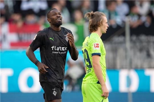 Gladbachs Marcus Thuram (l) jubelt nach seinem Tor.