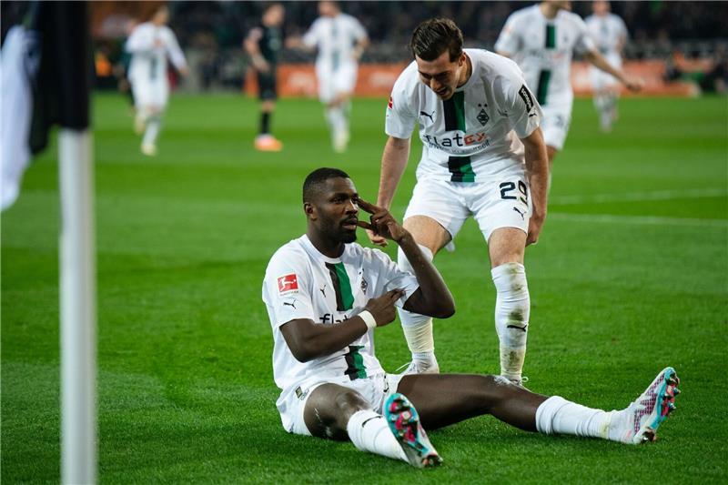 Gladbachs Torschütze Marcus Thuram (l) und Joe Scally jubeln nach dem Treffer zum 1.0.