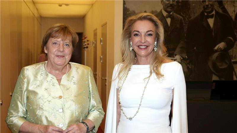 Glänzender Blazer in Salzburg: Ex-Kanzlerin Merkel (l.) und Festspielpräsidentin Kristina Hammer. (Archivbild)