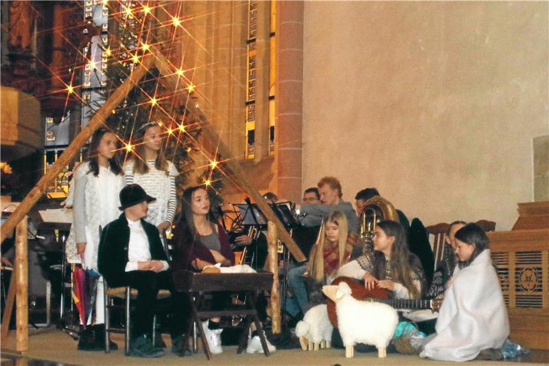 Krippenspiele faszinieren die Massen Glänzendes Krippenspiel in der Marktkirche: Die jungen Akteure spielen das traditionelle Stück von Jesu Geburt in Bethlehem.