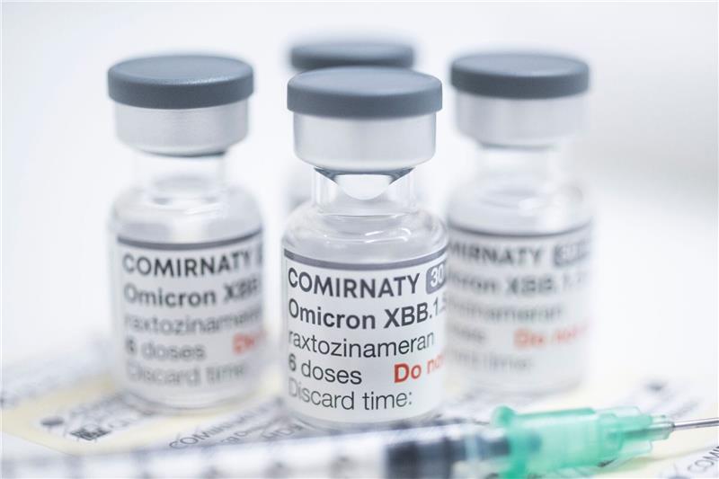 Pharmabranche erwartet nach Corona-Boom Umsatzminus Gläschen mit jeweils sechs Dosen des neuen angepassten Corona-Impfstoffs von Biontech/Pfizer.