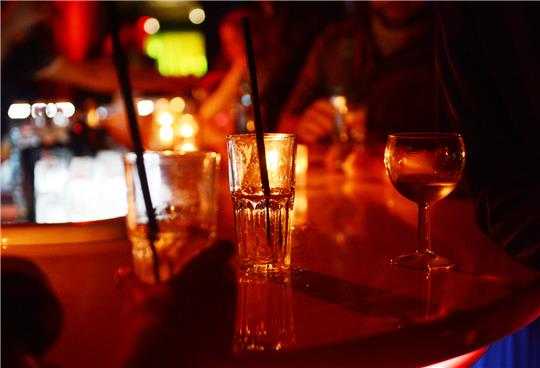Gläser stehen auf der Bar in einem Club. Gemeinsames Feiern kann gefährlich werden, wenn Täter aus dem Bekanntenkreis oder fremde Kriminelle Chemikalien nutzen, um Opfer wehrlos zu machen. Bekannt sind die Mittel als K.-o.-Tropfen. Foto: Jens Kalaene, dpa/pa