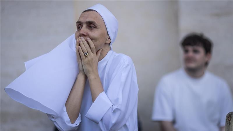 Gläubige erwarten das Ergebnis des Konklaves auf dem Petersplatz.