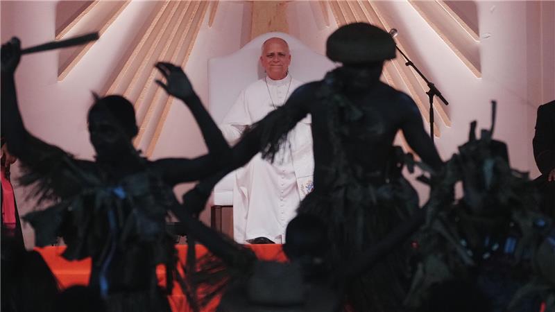 Gläubige in traditionellen Kostümen treten für Papst Leo XIV. während seines Treffens mit jungen Menschen und Familien im Stadion von Bata in Äquatorialguinea auf.
