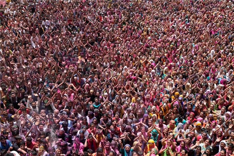 Farbe, Cannabis und schlagende Frauen: Indien feiert Holi Gläubige jubeln während der Holi-Feierlichkeiten im Kalupur Swaminarayan-Tempel.