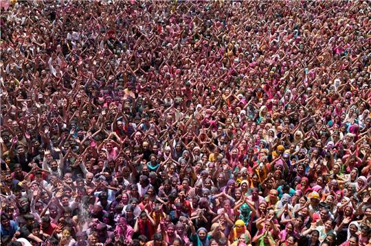 Gläubige jubeln während der Holi-Feierlichkeiten im Kalupur Swaminarayan-Tempel.
