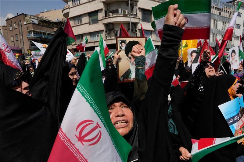 Mutmaßlich israelischer Angriff im Iran Gläubige skandieren Slogans während einer anti-israelischen Versammlung nach dem Freitagsgebet in Teheran. Nach dem mutmaßlich israelischen Angriff im Iran soll der Vorfall untersucht werden.