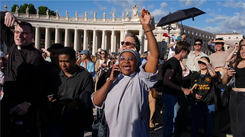 Jubel, Tränen und „Viva il Papa“ - Zehntausende feiern Papst Gläubige telefonieren mit ihren Angehörigen, um vom neuen Papst zu berichten.