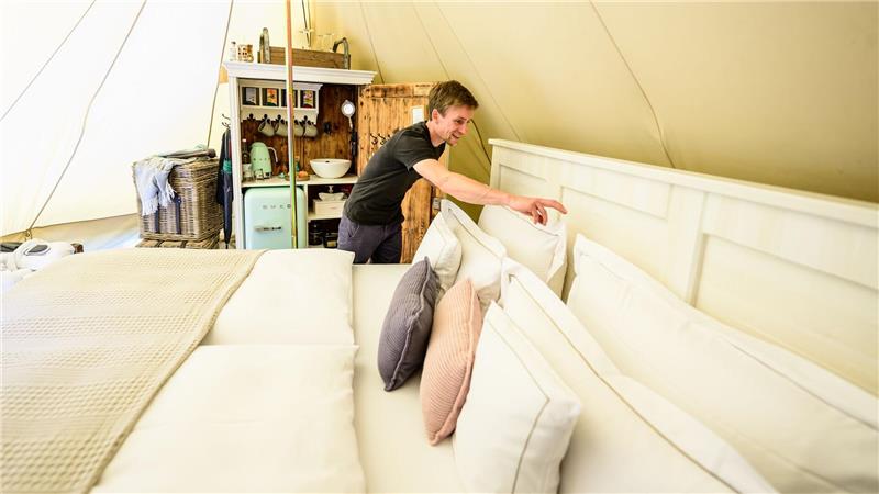 Glamping-Zelte locken mit Kamin und Federbett. (Archivbild)