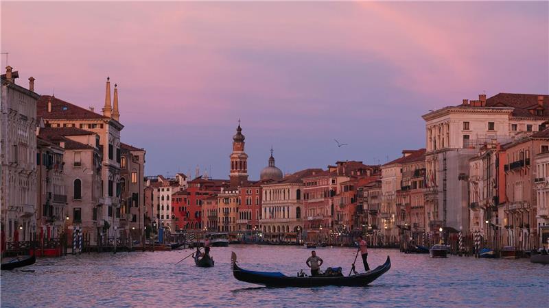 Bilder des Tages Glanz auf dem Canal Grande: Gondeln gleiten in den Sonnenuntergang