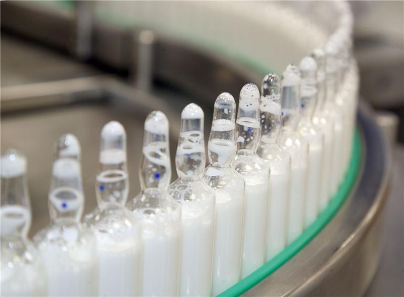 Pharmabranche warnt nach Impfstoffboom vor raueren Zeiten Glasampullen werden beim Pharma- und Medizintechnikunternehmen B.Braun Melsungen AG in Berlin hergestellt und mit Infusionen befüllt.