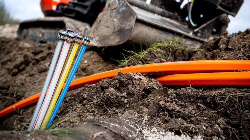 Glasfaserkabel liegen auf einer Baustelle.