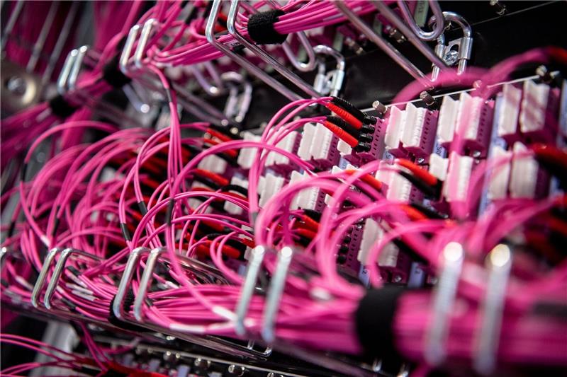 Niedersachsen bei Übung gegen Cyberangriffe dabei Glasfaserkabel stecken in einem Rechenzentrum vom bayerischen Landeskriminalamt (BLKA) in einem Netzwerk-Switch.