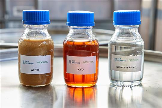 Glasflaschen mit Altfett, CVO (CVO Cracked Vegetable Oil) und Diesel aus Altfett stehen im Technikum im Bereich Verfahrenstechnik am Campus Life Sciences der HAW.