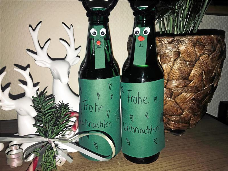 Glasflaschen verkleidet als Rentiere sind an Weihnachten ein echter Hingucker.