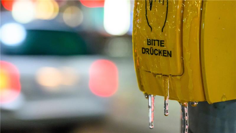Glatteis auf den Straßen hat am Morgen den Busverkehr zum Erliegen gebracht. (Symbolfoto)