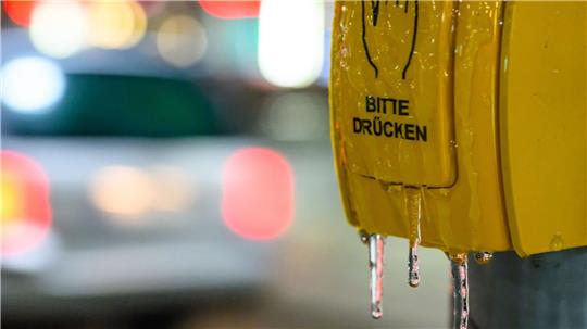 Glatteis auf den Straßen hat am Morgen den Busverkehr zum Erliegen gebracht. (Symbolfoto)