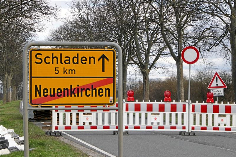 L500 für Umbau der Gielder Kreuzung monatelang voll gesperrt Gleich am Neuenkirchener Ortsausgang in Richtung Schladen ist die L 500 voll gesperrt. In dem Abschnitt bis zur Gielder Kreuzung beginnen die Fahrbahnsanierungsarbeiten. Foto: Gereke