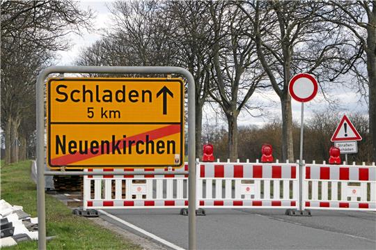 Gleich am Neuenkirchener Ortsausgang in Richtung Schladen ist die L 500 voll gesperrt. In dem Abschnitt bis zur Gielder Kreuzung beginnen die Fahrbahnsanierungsarbeiten. Foto: Gereke