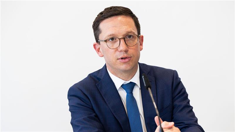 Gleich drei Hochschulen aus Niedersachsen machen beim Exzellenzuni-Wettbewerb des Bundes mit - Wissenschaftsminister Falko Mohrs (SPD) zeigt sich zuversichtlich bei den Erfolgschancen. (Archivbild)