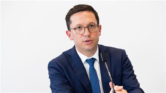 Gleich drei Hochschulen aus Niedersachsen machen beim Exzellenzuni-Wettbewerb des Bundes mit - Wissenschaftsminister Falko Mohrs (SPD) zeigt sich zuversichtlich bei den Erfolgschancen. (Archivbild)