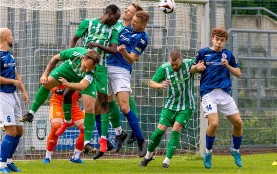 Gleich drei Spieler des SV Stahl Thale kümmern sich bei diesem Eckball um den Goslarer Jonas Sprengelmeyer. Jonas Gaida (l.) und Till Fischer können nicht eingreifen. Foto: Drechsler