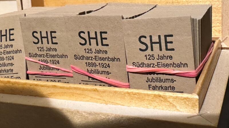 Gleich eine ganze Reihe von Sonderfahrkarten hat die Museumsgesellschaft erworben.