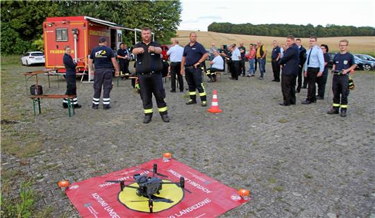 Gleich fliegt sie los, die neue Drohne. Aus einiger Entfernung gibt es schon interessierte Blicke. Foto: Hohaus