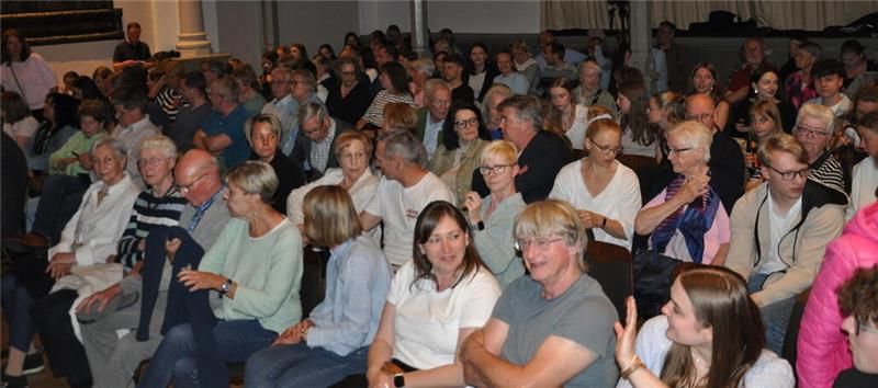 Gleich geht es weiter: Die Premiere in der RG-Aula ist am Dienstagabend ausverkauft.