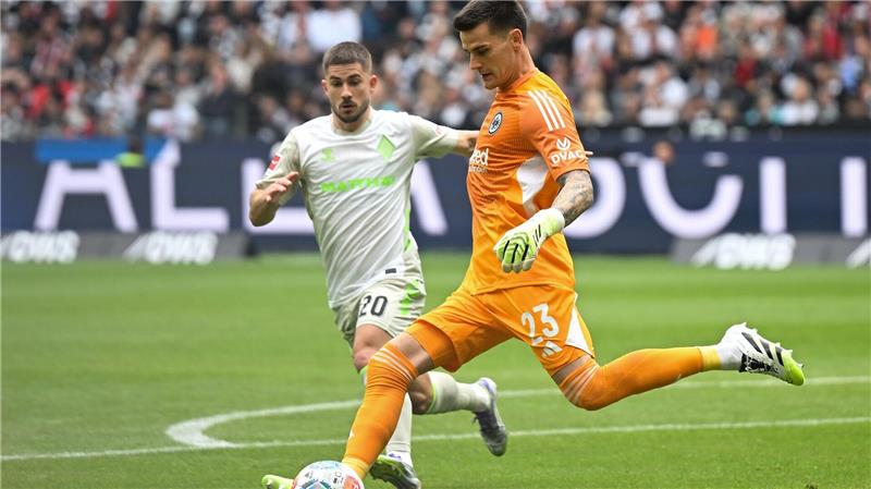 Gleich in seinem ersten Spiel traf Eintracht-Keeper Michael Zetterer (r) auf seine Ex-Kollegen von Werder Bremen um Romano Schmid (l).