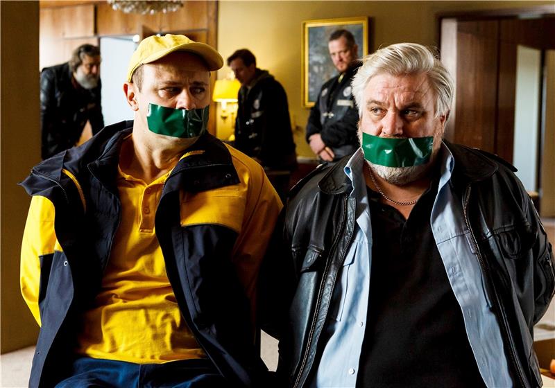 Gleich mehrfach wird Aljoscha Stadelmann als Frank Koops (rechts, neben dem ebenfalls gefesselten Moritz Führmann als Postbote Heiner) im sechsten Teil des „Harten Brockens“ von einer Rockergang gefangen genommen.  Foto: ARD Degeto/Kai Schulz