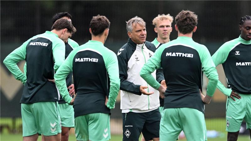 Ducksch verletzt sich bei erstem Werder-Training Gleich mittendrin: Werders neuer Trainer Horst Steffen.