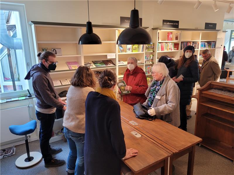 Bad Harzburgs Innenstadt hat wieder eine Buchhandlung Gleich nach der Eröffnung gehen bei den ehrenamtlichen Mitarbeitern zahlreiche Bücher über den Verkaufstresen.