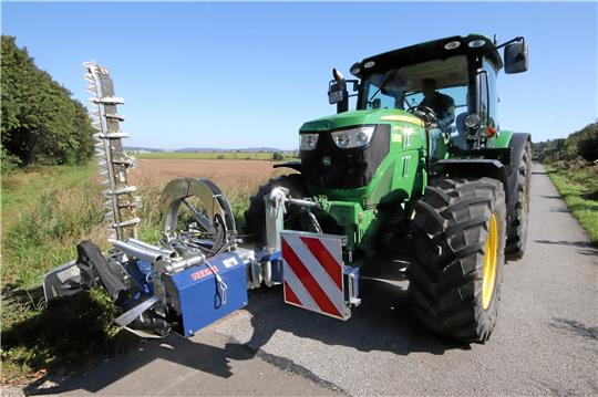 Gleich senkt Michael Vibrans an seinem Traktor das Doppelmessermähwerk ab, um den Seitenrand Insekten schonend zu bearbeiten. Foto: Gereke