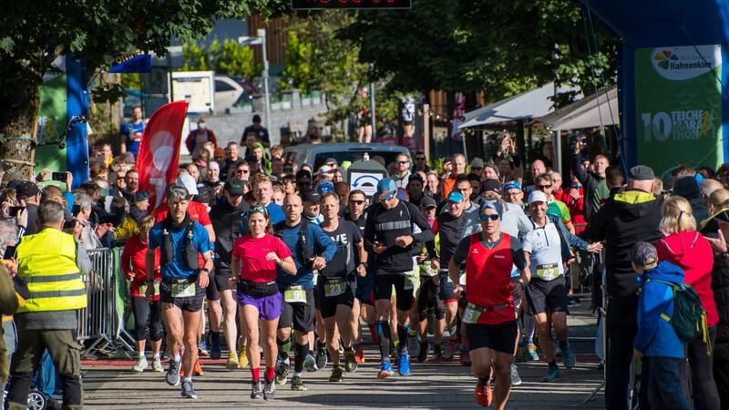Gleich vom Start weg ganz vor: Martin Morgenstern vom LSV 07 Bad Harzburg, rechts mit der Nummer 35, gewinnt den Hahnenkleer Zehn-Teiche-Marathon Hahnenklee in einer Zeit von etwas mehr als drei Stunden.
