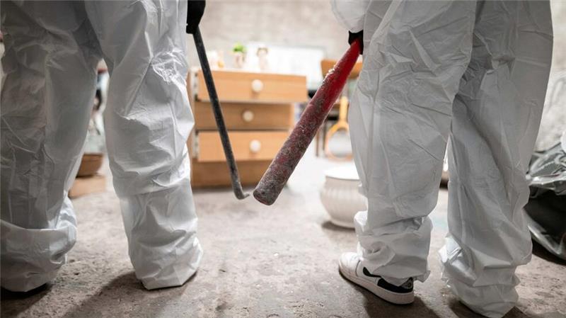 Freiraum für den Frust: Warum man in Wuträumen prügeln will Gleich werden Scherben und Splitter fliegen: Zwei Kunden haben den Wutraum betreten.
