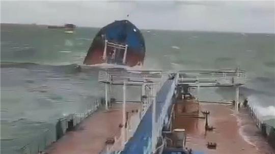 Gleich zwei russische Öltanker sind bei stürmischer See in der Meerenge von Kertsch verunglückt.