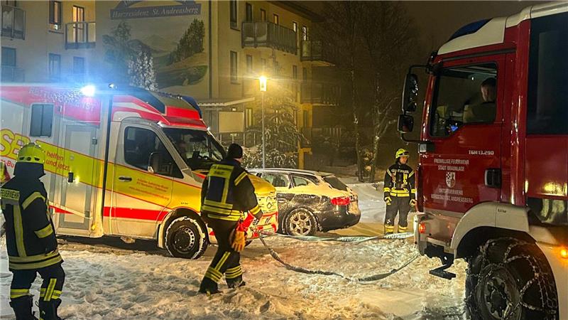 Gleich zweimal befreien die Feuerwehren festgefahrene Rettungswagen, hier zu sehen der Einsatz in St. Andreasberg.