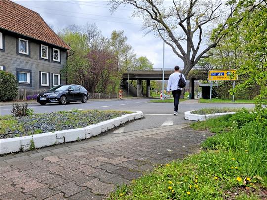 Gleich zweimal kreuzt der Fußweg am westlichen Ortsausgang Westerodes die Anschlussstellen zur B 4. Foto: Exner