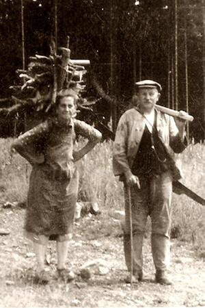 Die Kiepenfrauen im Harz: Viel zu tragen, wenig Anerkennung Erna und Robert Klingebiel im Jahr 1946. Sie mit einer vollgeladenen Kiepe, er mit einer Axt und Wanderstock.