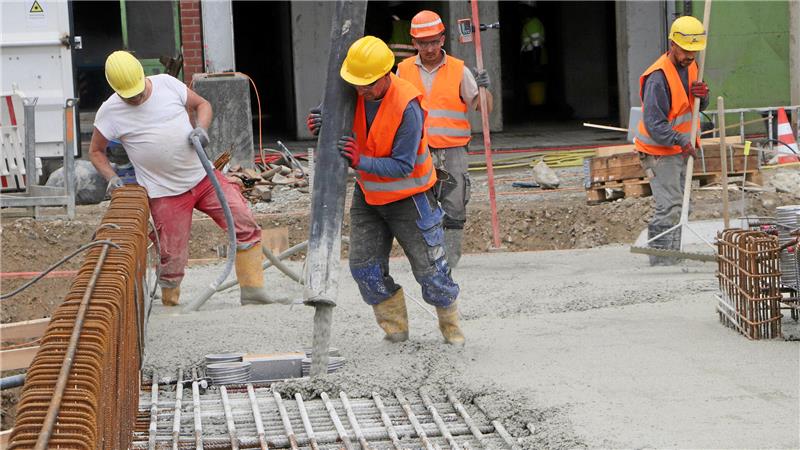 Nach Havarie vor einem Jahr: Wie es in der Zuckerfabrik weitergeht Gleichmäßig muss der Beton verteilt werden. Die Fundamentarbeiten sollen noch im September enden.