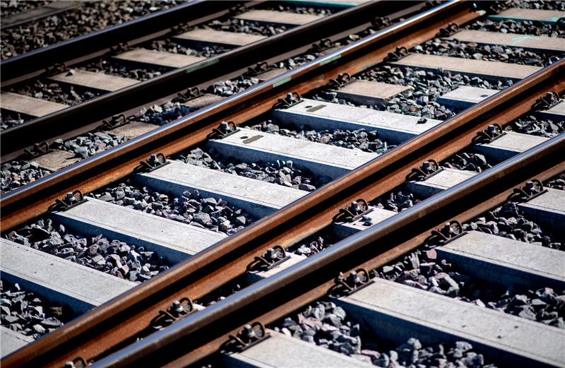 29-Jähriger fährt auf Zugkupplung von Holzminden nach Höxter Gleise sind an einem Bahnhof im Schotterbett verlegt.