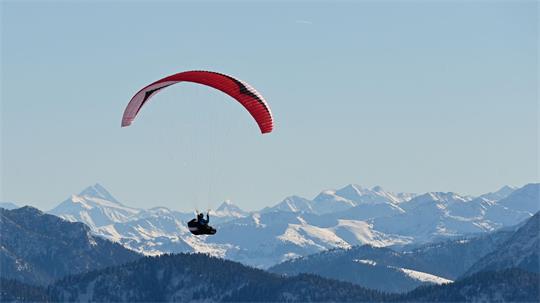 Gleitschirmfliegen ist besonders im Sommer ein beliebter Sport. (Symboldbild)