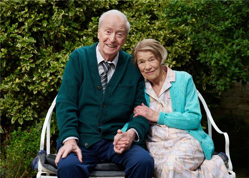 Michael Caines emotionaler Abschied Glenda Jackson (r) als Rene und Michael Caine (l) als Bernard in einer Szene des Films "In voller Blüte".