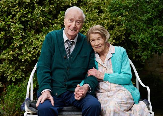 Michael Caines emotionaler Abschied Glenda Jackson (r) als Rene und Michael Caine (l) als Bernard in einer Szene des Films "In voller Blüte".