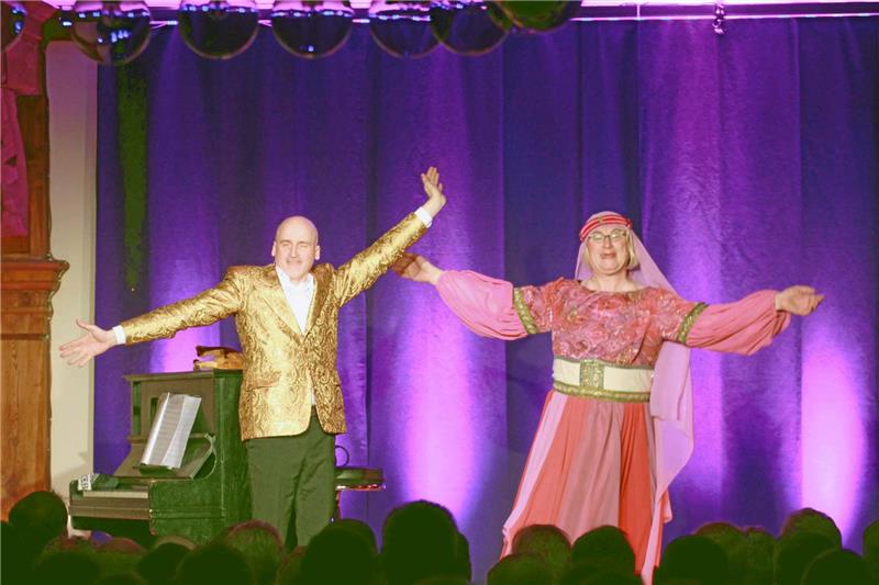 Glitzer-Klamotten und Zoten-Salven: Herr Willnowsky und seine Emmi gefallen dem Publikum sehr – so und so. Viele Lacher und lang anhaltender Applaus sind die Belege dafür.  Foto: Potthast