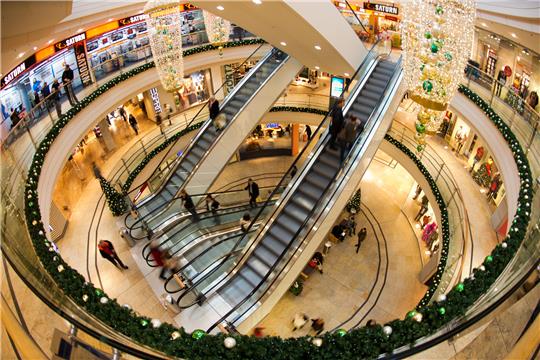 Glitzernde Einkaufspassagen werden vorraussichtlich künftig weniger Kunden haben: Die Kaufkraft sinkt durch die Inflation. Foto: Arno Burgi/dpa
