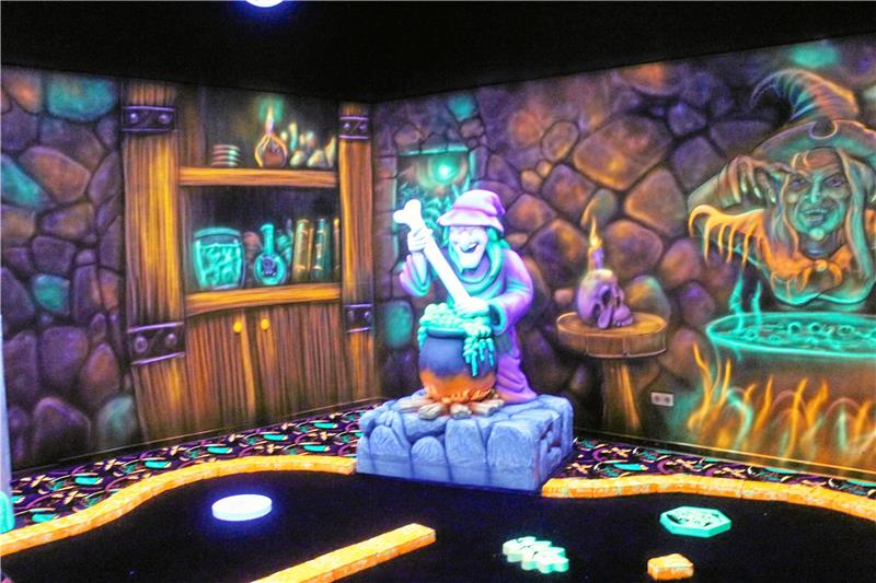 Im Schwarzlicht durch die Pandemie Glowgolf Wildemann