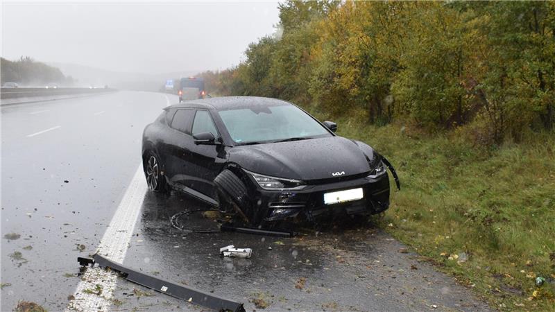 Schwerer Verkehrsunfall auf der A7: Familie kommt mit Schrecken davon Glück im Unglück: Am Sonntagmorgen hatte eine Familie aus Baden-Württemberg einen schweren Unfall auf der A7, doch alle vier Insassen des Pkw blieben unverletzt.